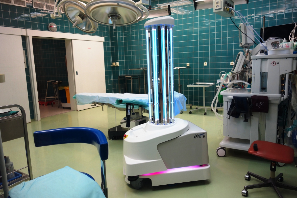 UVD dezinfekčný robot nemocnice dezinfekcia robotická